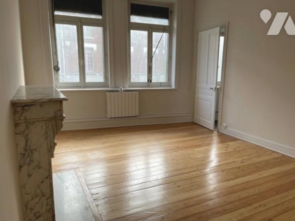 Immeuble de Rapport à usage commercial et habitation à vendre à 15 Km de Lille Ouest (Armentières).