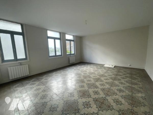 Immeuble de Rapport à usage commercial et habitation à vendre à 15 Km de Lille Ouest (Armentières).