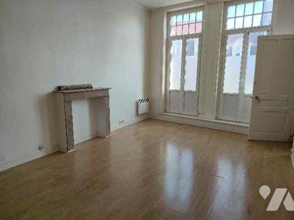 Immeuble de Rapport à usage commercial et habitation à vendre à 15 Km de Lille Ouest (Armentières).