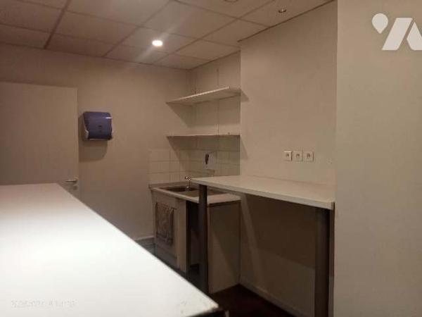 Immeuble de Rapport à usage commercial et habitation à vendre à 15 Km de Lille Ouest (Armentières).