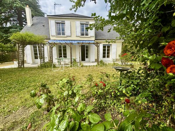 Idéalement située à la limite de Chambray-lès-Tours, dans un environnement résidentiel, cette maison familiale bénéficie d'un emplacement recherché où le quotidien peut se faire à pied : commerces, écoles, transports et services sont rapidement accessibles. Vous profiterez également de la proximité immédiate des Deux-Lions, du centre de Tours et des accès rapides à l'A10.
Dès l'entrée, cette maison dégage une atmosphère chaleureuse et familiale. Le rez-de-chaussée offre un séjour lumineux avec cheminée, une cuisine aménagée et équipée, deux chambres, une salle de bains et un WC indépendant, permettant une vie de plain-pied particulièrement appréciable.
À l'étage, l'espace se poursuit avec deux chambres supplémentaires, dont une avec sa salle d'eau privative, un bureau idéal pour le télétravail, une seconde salle d'eau, une buanderie ainsi qu'une vaste mezzanine pouvant accueillir un espace détente, une salle de jeux ou un coin lecture.
À l'extérieur, le charme opère immédiatement. Implantée sur un magnifique terrain clos et arboré de 1 200 m², sans aucun vis-à-vis, la propriété offre un véritable écrin de verdure avec ses pêchers, ses pommiers et sa vigne. La terrasse exposée plein sud, équipée d'un store banne, promet de beaux moments de convivialité en famille ou entre amis.
Les atouts de la maison :
• Chaudière gaz avec production d'eau chaude remplacée en 2025
• Crépi refait il y a 3 ans
• Vie possible de plain-pied avec deux chambres au rez-de-chaussée
• Terrain clos, arboré et sans vis-à-vis de 1 200 m²
• Garage et carport double
• Emplacement privilégié, proche de toutes les commodités
Une maison entretenue avec soin, offrant de beaux volumes et un cadre de vie rare sur le secteur, où l'on profite à la fois de la nature et de la proximité immédiate de tout ce qui facilite le quotidien.