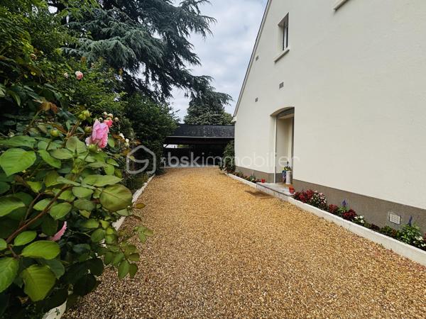 Idéalement située à la limite de Chambray-lès-Tours, dans un environnement résidentiel, cette maison familiale bénéficie d'un emplacement recherché où le quotidien peut se faire à pied : commerces, écoles, transports et services sont rapidement accessibles. Vous profiterez également de la proximité immédiate des Deux-Lions, du centre de Tours et des accès rapides à l'A10.
Dès l'entrée, cette maison dégage une atmosphère chaleureuse et familiale. Le rez-de-chaussée offre un séjour lumineux avec cheminée, une cuisine aménagée et équipée, deux chambres, une salle de bains et un WC indépendant, permettant une vie de plain-pied particulièrement appréciable.
À l'étage, l'espace se poursuit avec deux chambres supplémentaires, dont une avec sa salle d'eau privative, un bureau idéal pour le télétravail, une seconde salle d'eau, une buanderie ainsi qu'une vaste mezzanine pouvant accueillir un espace détente, une salle de jeux ou un coin lecture.
À l'extérieur, le charme opère immédiatement. Implantée sur un magnifique terrain clos et arboré de 1 200 m², sans aucun vis-à-vis, la propriété offre un véritable écrin de verdure avec ses pêchers, ses pommiers et sa vigne. La terrasse exposée plein sud, équipée d'un store banne, promet de beaux moments de convivialité en famille ou entre amis.
Les atouts de la maison :
• Chaudière gaz avec production d'eau chaude remplacée en 2025
• Crépi refait il y a 3 ans
• Vie possible de plain-pied avec deux chambres au rez-de-chaussée
• Terrain clos, arboré et sans vis-à-vis de 1 200 m²
• Garage et carport double
• Emplacement privilégié, proche de toutes les commodités
Une maison entretenue avec soin, offrant de beaux volumes et un cadre de vie rare sur le secteur, où l'on profite à la fois de la nature et de la proximité immédiate de tout ce qui facilite le quotidien.