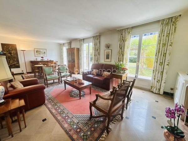 Idéalement située à la limite de Chambray-lès-Tours, dans un environnement résidentiel, cette maison familiale bénéficie d'un emplacement recherché où le quotidien peut se faire à pied : commerces, écoles, transports et services sont rapidement accessibles. Vous profiterez également de la proximité immédiate des Deux-Lions, du centre de Tours et des accès rapides à l'A10.
Dès l'entrée, cette maison dégage une atmosphère chaleureuse et familiale. Le rez-de-chaussée offre un séjour lumineux avec cheminée, une cuisine aménagée et équipée, deux chambres, une salle de bains et un WC indépendant, permettant une vie de plain-pied particulièrement appréciable.
À l'étage, l'espace se poursuit avec deux chambres supplémentaires, dont une avec sa salle d'eau privative, un bureau idéal pour le télétravail, une seconde salle d'eau, une buanderie ainsi qu'une vaste mezzanine pouvant accueillir un espace détente, une salle de jeux ou un coin lecture.
À l'extérieur, le charme opère immédiatement. Implantée sur un magnifique terrain clos et arboré de 1 200 m², sans aucun vis-à-vis, la propriété offre un véritable écrin de verdure avec ses pêchers, ses pommiers et sa vigne. La terrasse exposée plein sud, équipée d'un store banne, promet de beaux moments de convivialité en famille ou entre amis.
Les atouts de la maison :
• Chaudière gaz avec production d'eau chaude remplacée en 2025
• Crépi refait il y a 3 ans
• Vie possible de plain-pied avec deux chambres au rez-de-chaussée
• Terrain clos, arboré et sans vis-à-vis de 1 200 m²
• Garage et carport double
• Emplacement privilégié, proche de toutes les commodités
Une maison entretenue avec soin, offrant de beaux volumes et un cadre de vie rare sur le secteur, où l'on profite à la fois de la nature et de la proximité immédiate de tout ce qui facilite le quotidien.