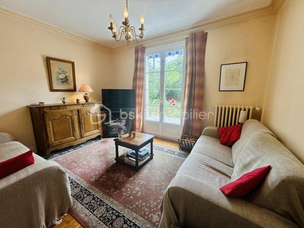 Idéalement située à la limite de Chambray-lès-Tours, dans un environnement résidentiel, cette maison familiale bénéficie d'un emplacement recherché où le quotidien peut se faire à pied : commerces, écoles, transports et services sont rapidement accessibles. Vous profiterez également de la proximité immédiate des Deux-Lions, du centre de Tours et des accès rapides à l'A10.
Dès l'entrée, cette maison dégage une atmosphère chaleureuse et familiale. Le rez-de-chaussée offre un séjour lumineux avec cheminée, une cuisine aménagée et équipée, deux chambres, une salle de bains et un WC indépendant, permettant une vie de plain-pied particulièrement appréciable.
À l'étage, l'espace se poursuit avec deux chambres supplémentaires, dont une avec sa salle d'eau privative, un bureau idéal pour le télétravail, une seconde salle d'eau, une buanderie ainsi qu'une vaste mezzanine pouvant accueillir un espace détente, une salle de jeux ou un coin lecture.
À l'extérieur, le charme opère immédiatement. Implantée sur un magnifique terrain clos et arboré de 1 200 m², sans aucun vis-à-vis, la propriété offre un véritable écrin de verdure avec ses pêchers, ses pommiers et sa vigne. La terrasse exposée plein sud, équipée d'un store banne, promet de beaux moments de convivialité en famille ou entre amis.
Les atouts de la maison :
• Chaudière gaz avec production d'eau chaude remplacée en 2025
• Crépi refait il y a 3 ans
• Vie possible de plain-pied avec deux chambres au rez-de-chaussée
• Terrain clos, arboré et sans vis-à-vis de 1 200 m²
• Garage et carport double
• Emplacement privilégié, proche de toutes les commodités
Une maison entretenue avec soin, offrant de beaux volumes et un cadre de vie rare sur le secteur, où l'on profite à la fois de la nature et de la proximité immédiate de tout ce qui facilite le quotidien.