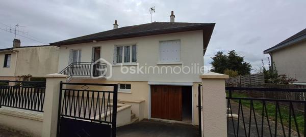Située dans un environnement calme, agréable et à proximité de toutes les commodités (école, commerces,...), cette maison individuelle très bien entretenue des années 80 offre un beau potentiel.

Edifiée sur un terrain d'environ 500 m², elle se compose d'un salon-séjour lumineux, d'une cuisine, de 2 chambres, d'un WC indépendant et d'une salle d'eau.

Le sous-sol complet constitue un véritable atout, offrant de nombreuses possibilités d'agrandissement, de rangement, d'atelier ou de stationnement.

A l'extérieur, vous profiterez d'une partie terrasse carrelée et d'un jardin agréable et facile d'entretien.

A découvrir rapidement !