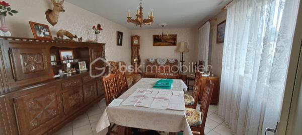 Située dans un environnement calme, agréable et à proximité de toutes les commodités (école, commerces,...), cette maison individuelle très bien entretenue des années 80 offre un beau potentiel.

Edifiée sur un terrain d'environ 500 m², elle se compose d'un salon-séjour lumineux, d'une cuisine, de 2 chambres, d'un WC indépendant et d'une salle d'eau.

Le sous-sol complet constitue un véritable atout, offrant de nombreuses possibilités d'agrandissement, de rangement, d'atelier ou de stationnement.

A l'extérieur, vous profiterez d'une partie terrasse carrelée et d'un jardin agréable et facile d'entretien.

A découvrir rapidement !