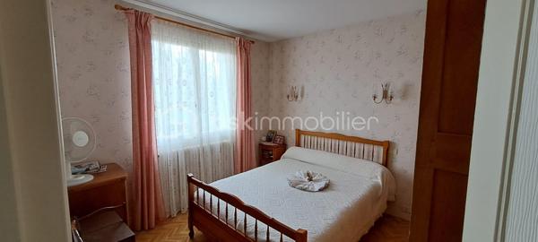 Située dans un environnement calme, agréable et à proximité de toutes les commodités (école, commerces,...), cette maison individuelle très bien entretenue des années 80 offre un beau potentiel.

Edifiée sur un terrain d'environ 500 m², elle se compose d'un salon-séjour lumineux, d'une cuisine, de 2 chambres, d'un WC indépendant et d'une salle d'eau.

Le sous-sol complet constitue un véritable atout, offrant de nombreuses possibilités d'agrandissement, de rangement, d'atelier ou de stationnement.

A l'extérieur, vous profiterez d'une partie terrasse carrelée et d'un jardin agréable et facile d'entretien.

A découvrir rapidement !