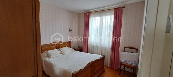 Située dans un environnement calme, agréable et à proximité de toutes les commodités (école, commerces,...), cette maison individuelle très bien entretenue des années 80 offre un beau potentiel.

Edifiée sur un terrain d'environ 500 m², elle se compose d'un salon-séjour lumineux, d'une cuisine, de 2 chambres, d'un WC indépendant et d'une salle d'eau.

Le sous-sol complet constitue un véritable atout, offrant de nombreuses possibilités d'agrandissement, de rangement, d'atelier ou de stationnement.

A l'extérieur, vous profiterez d'une partie terrasse carrelée et d'un jardin agréable et facile d'entretien.

A découvrir rapidement !