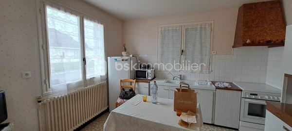 Située dans un environnement calme, agréable et à proximité de toutes les commodités (école, commerces,...), cette maison individuelle très bien entretenue des années 80 offre un beau potentiel.

Edifiée sur un terrain d'environ 500 m², elle se compose d'un salon-séjour lumineux, d'une cuisine, de 2 chambres, d'un WC indépendant et d'une salle d'eau.

Le sous-sol complet constitue un véritable atout, offrant de nombreuses possibilités d'agrandissement, de rangement, d'atelier ou de stationnement.

A l'extérieur, vous profiterez d'une partie terrasse carrelée et d'un jardin agréable et facile d'entretien.

A découvrir rapidement !