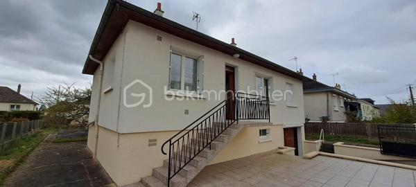 Située dans un environnement calme, agréable et à proximité de toutes les commodités (école, commerces,...), cette maison individuelle très bien entretenue des années 80 offre un beau potentiel.

Edifiée sur un terrain d'environ 500 m², elle se compose d'un salon-séjour lumineux, d'une cuisine, de 2 chambres, d'un WC indépendant et d'une salle d'eau.

Le sous-sol complet constitue un véritable atout, offrant de nombreuses possibilités d'agrandissement, de rangement, d'atelier ou de stationnement.

A l'extérieur, vous profiterez d'une partie terrasse carrelée et d'un jardin agréable et facile d'entretien.

A découvrir rapidement !