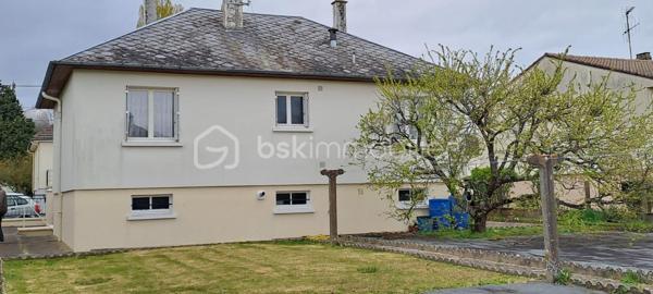 Située dans un environnement calme, agréable et à proximité de toutes les commodités (école, commerces,...), cette maison individuelle très bien entretenue des années 80 offre un beau potentiel.

Edifiée sur un terrain d'environ 500 m², elle se compose d'un salon-séjour lumineux, d'une cuisine, de 2 chambres, d'un WC indépendant et d'une salle d'eau.

Le sous-sol complet constitue un véritable atout, offrant de nombreuses possibilités d'agrandissement, de rangement, d'atelier ou de stationnement.

A l'extérieur, vous profiterez d'une partie terrasse carrelée et d'un jardin agréable et facile d'entretien.

A découvrir rapidement !