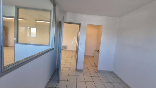 Bureaux Les Gonds en zone commerciale - 75 m2