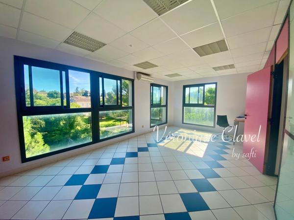 rès beau local commercial ou bureau  à usage professionnel de 65m2 avec un balcon et une place de parking sécurisée et fermée  ascenseur