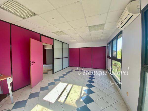 rès beau local commercial ou bureau  à usage professionnel de 65m2 avec un balcon et une place de parking sécurisée et fermée  ascenseur