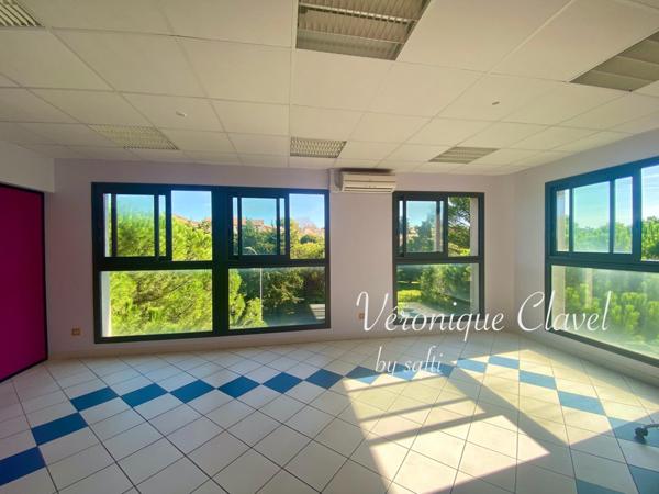 rès beau local commercial ou bureau  à usage professionnel de 65m2 avec un balcon et une place de parking sécurisée et fermée  ascenseur