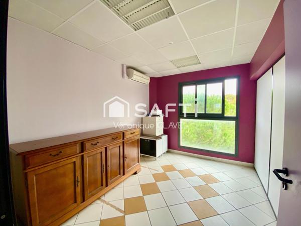 rès beau local commercial ou bureau  à usage professionnel de 65m2 avec un balcon et une place de parking sécurisée et fermée  ascenseur