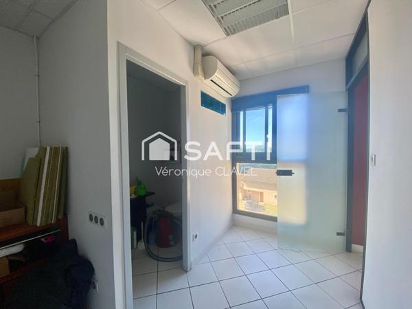 rès beau local commercial ou bureau  à usage professionnel de 65m2 avec un balcon et une place de parking sécurisée et fermée  ascenseur