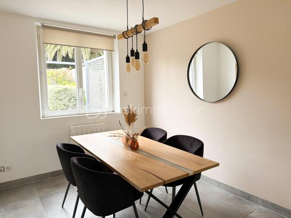 Situé à Brest et construite en 1957, cette agréable maison mitoyenne des deux côtés offre un cadre de vie confortable et fonctionnel. 
Grâce à sa double exposition nord-sud, elle bénéficie d’une belle luminosité traversante tout au long de la journée.
Parfaitement entretenue et en bon état général, elle ne nécessite aucun travaux immédiats et permet une installation sereine dès l’acquisition.

Au rez-de-chaussée, vous découvrirez un espace de vie chaleureux, d'une cuisine équipée et d'un WC séparé, idéal pour le quotidien. L’étage accueille trois belles chambres ainsi qu’une spacieuse salle de bains équipée d’une double douche, d’une grande baignoire et d’un WC.

Côté confort, toutes les fenêtres sont équipées de volets roulants électriques, tandis que le chauffage électrique à inertie assure une chaleur douce et homogène en toute saison.

Un garage complète ce bien, ainsi qu’un espace de stationnement privatif situé devant la maison, pouvant accueillir jusqu’à deux véhicules.

Prête à vivre, cette maison séduira les familles comme les acquéreurs à la recherche d’un bien alliant confort, luminosité et praticité.