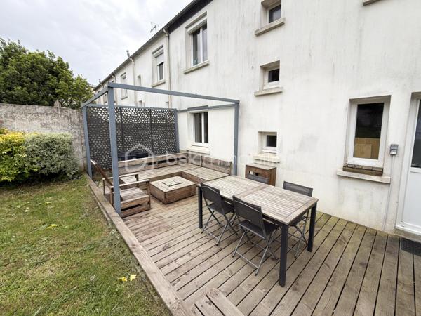 Situé à Brest et construite en 1957, cette agréable maison mitoyenne des deux côtés offre un cadre de vie confortable et fonctionnel. 
Grâce à sa double exposition nord-sud, elle bénéficie d’une belle luminosité traversante tout au long de la journée.
Parfaitement entretenue et en bon état général, elle ne nécessite aucun travaux immédiats et permet une installation sereine dès l’acquisition.

Au rez-de-chaussée, vous découvrirez un espace de vie chaleureux, d'une cuisine équipée et d'un WC séparé, idéal pour le quotidien. L’étage accueille trois belles chambres ainsi qu’une spacieuse salle de bains équipée d’une double douche, d’une grande baignoire et d’un WC.

Côté confort, toutes les fenêtres sont équipées de volets roulants électriques, tandis que le chauffage électrique à inertie assure une chaleur douce et homogène en toute saison.

Un garage complète ce bien, ainsi qu’un espace de stationnement privatif situé devant la maison, pouvant accueillir jusqu’à deux véhicules.

Prête à vivre, cette maison séduira les familles comme les acquéreurs à la recherche d’un bien alliant confort, luminosité et praticité.