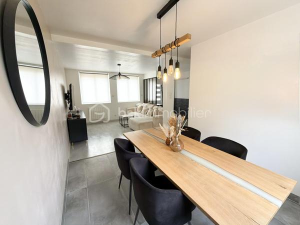 Situé à Brest et construite en 1957, cette agréable maison mitoyenne des deux côtés offre un cadre de vie confortable et fonctionnel. 
Grâce à sa double exposition nord-sud, elle bénéficie d’une belle luminosité traversante tout au long de la journée.
Parfaitement entretenue et en bon état général, elle ne nécessite aucun travaux immédiats et permet une installation sereine dès l’acquisition.

Au rez-de-chaussée, vous découvrirez un espace de vie chaleureux, d'une cuisine équipée et d'un WC séparé, idéal pour le quotidien. L’étage accueille trois belles chambres ainsi qu’une spacieuse salle de bains équipée d’une double douche, d’une grande baignoire et d’un WC.

Côté confort, toutes les fenêtres sont équipées de volets roulants électriques, tandis que le chauffage électrique à inertie assure une chaleur douce et homogène en toute saison.

Un garage complète ce bien, ainsi qu’un espace de stationnement privatif situé devant la maison, pouvant accueillir jusqu’à deux véhicules.

Prête à vivre, cette maison séduira les familles comme les acquéreurs à la recherche d’un bien alliant confort, luminosité et praticité.
