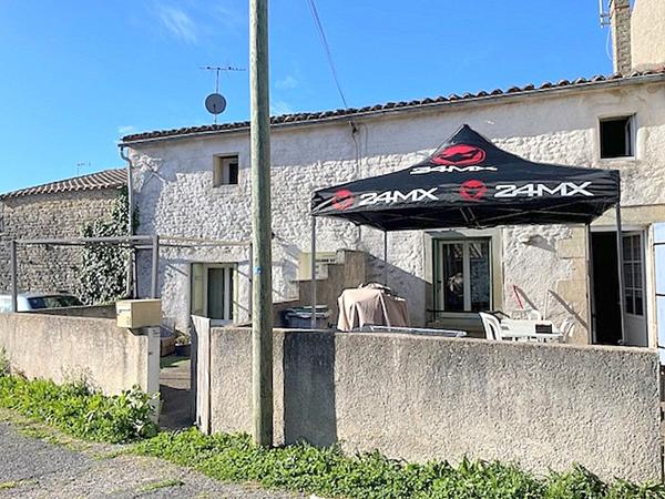 Ensemble immobilier 2 logements loués avec garages et espaces extérieurs