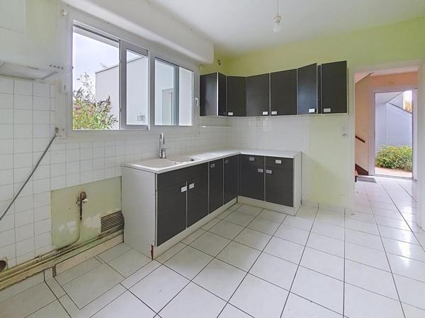 LORIENT : Maison en bon état avec une vie de plain pied et garage