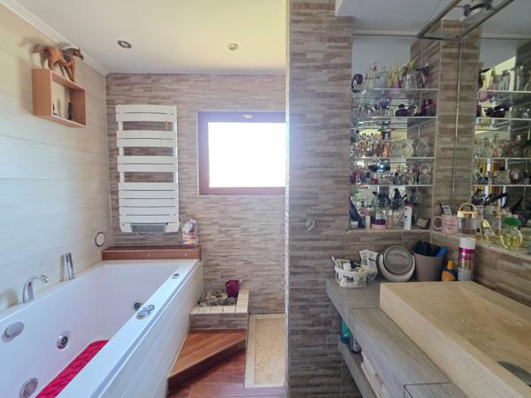 Maison
         6 pièces
        - 148 m² Exclusivité 370 000 € *