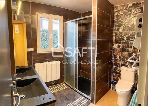 Maison de plain-pied de 67 m2 avec 3 chambres et jardin clos.