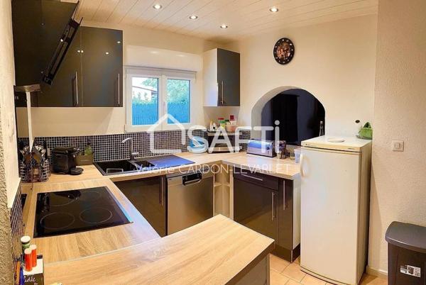 Maison de plain-pied de 67 m2 avec 3 chambres et jardin clos.