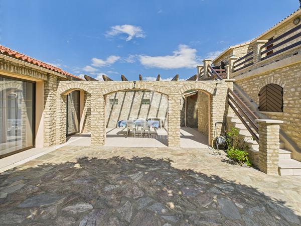Maison en pierres avec dépendance, jardin arboré et garage ? Saint-Florent - 188 m2