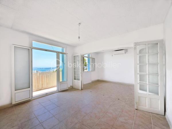 EN EXCLUSIVITÉ : Faron . T3 de 64 m² transformé en T2 au 1er étage d'une maison de caractère . Garage . vue mer

Rare sur le secteur ! Dans le quartier très recherché du Faron, à proximité du téléphérique et des transports en commun, cet appartement de 64 m² , accessible par un escalier extérieur, occupe seul le premier étage d'une charmante maison des années 30, bien entretenue .

Une configuration lui conférant un véritable cachet :  Ici pas d’immeuble ni de résidence traditionnelle, mais le charme d’une maison ancienne sans vis-à-vis entre calme, vue sur la rade et proximité des axes routiers et du centre ville . 

Côté distribution, une grande entrée  dessert côté sud une cuisine partiellement équipée et un double séjour lumineux ouvrant sur le balcon. Dès l'entrée dans la pièce de vie, le regard est immédiatement attiré par la rade et la mer, qui s'offrent en toile de fond.

Les deux espaces du séjour, séparables par des portes vitrées, permettent facilement la création d'une seconde chambre. Côté nord, une grande chambre de 17 m² avec placard donne sur la verdure, sans vis-à-vis. Une salle d'eau et des toilettes indépendantes complètent l'espace nuit.

La configuration actuelle permet d'envisager l'ouverture de la cuisine et du couloir afin de créer une vaste pièce de vie plus ouverte et contemporaine.

Lumineux, bénéficiant d’une double exposition Sud/Nord, l’appartement  a récemment bénéficié de nombreuses rénovations :

- salle d'eau, cuisine et WC totalement rénovés. 

- climatisation réversible Daikin neuve dans le séjour et la chambre,

- double vitrage, 

- radiateurs neufs à inertie, 

- VMC et ballon d'eau chaude neufs.

- La peinture a été refaite dans tout l’appartement

- le tableau électrique ainsi que les prises ont été changés

Véritable atouts supplémentaires, l’appartement bénéficie également : 
- d’un cellier d’environ 5 m² sur le palier . 
 - d’un garage en rez-de-rue 
 Le stationnement est également possible à proximité immédiate.

Copropriété de 3 lots d'habitation en cours de création. 
Charges annuelles en cours de calcul .