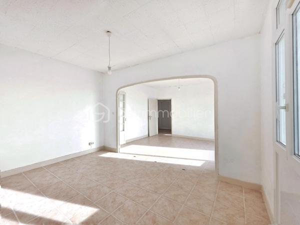 EN EXCLUSIVITÉ : Faron . T3 de 64 m² transformé en T2 au 1er étage d'une maison de caractère . Garage . vue mer

Rare sur le secteur ! Dans le quartier très recherché du Faron, à proximité du téléphérique et des transports en commun, cet appartement de 64 m² , accessible par un escalier extérieur, occupe seul le premier étage d'une charmante maison des années 30, bien entretenue .

Une configuration lui conférant un véritable cachet :  Ici pas d’immeuble ni de résidence traditionnelle, mais le charme d’une maison ancienne sans vis-à-vis entre calme, vue sur la rade et proximité des axes routiers et du centre ville . 

Côté distribution, une grande entrée  dessert côté sud une cuisine partiellement équipée et un double séjour lumineux ouvrant sur le balcon. Dès l'entrée dans la pièce de vie, le regard est immédiatement attiré par la rade et la mer, qui s'offrent en toile de fond.

Les deux espaces du séjour, séparables par des portes vitrées, permettent facilement la création d'une seconde chambre. Côté nord, une grande chambre de 17 m² avec placard donne sur la verdure, sans vis-à-vis. Une salle d'eau et des toilettes indépendantes complètent l'espace nuit.

La configuration actuelle permet d'envisager l'ouverture de la cuisine et du couloir afin de créer une vaste pièce de vie plus ouverte et contemporaine.

Lumineux, bénéficiant d’une double exposition Sud/Nord, l’appartement  a récemment bénéficié de nombreuses rénovations :

- salle d'eau, cuisine et WC totalement rénovés. 

- climatisation réversible Daikin neuve dans le séjour et la chambre,

- double vitrage, 

- radiateurs neufs à inertie, 

- VMC et ballon d'eau chaude neufs.

- La peinture a été refaite dans tout l’appartement

- le tableau électrique ainsi que les prises ont été changés

Véritable atouts supplémentaires, l’appartement bénéficie également : 
- d’un cellier d’environ 5 m² sur le palier . 
 - d’un garage en rez-de-rue 
 Le stationnement est également possible à proximité immédiate.

Copropriété de 3 lots d'habitation en cours de création. 
Charges annuelles en cours de calcul .