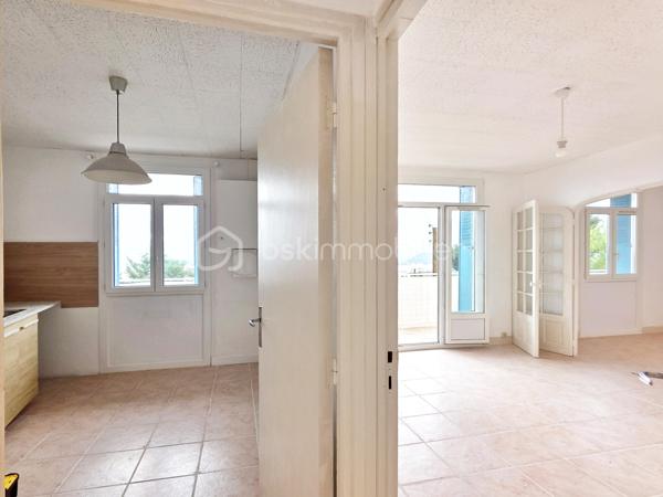 EN EXCLUSIVITÉ : Faron . T3 de 64 m² transformé en T2 au 1er étage d'une maison de caractère . Garage . vue mer

Rare sur le secteur ! Dans le quartier très recherché du Faron, à proximité du téléphérique et des transports en commun, cet appartement de 64 m² , accessible par un escalier extérieur, occupe seul le premier étage d'une charmante maison des années 30, bien entretenue .

Une configuration lui conférant un véritable cachet :  Ici pas d’immeuble ni de résidence traditionnelle, mais le charme d’une maison ancienne sans vis-à-vis entre calme, vue sur la rade et proximité des axes routiers et du centre ville . 

Côté distribution, une grande entrée  dessert côté sud une cuisine partiellement équipée et un double séjour lumineux ouvrant sur le balcon. Dès l'entrée dans la pièce de vie, le regard est immédiatement attiré par la rade et la mer, qui s'offrent en toile de fond.

Les deux espaces du séjour, séparables par des portes vitrées, permettent facilement la création d'une seconde chambre. Côté nord, une grande chambre de 17 m² avec placard donne sur la verdure, sans vis-à-vis. Une salle d'eau et des toilettes indépendantes complètent l'espace nuit.

La configuration actuelle permet d'envisager l'ouverture de la cuisine et du couloir afin de créer une vaste pièce de vie plus ouverte et contemporaine.

Lumineux, bénéficiant d’une double exposition Sud/Nord, l’appartement  a récemment bénéficié de nombreuses rénovations :

- salle d'eau, cuisine et WC totalement rénovés. 

- climatisation réversible Daikin neuve dans le séjour et la chambre,

- double vitrage, 

- radiateurs neufs à inertie, 

- VMC et ballon d'eau chaude neufs.

- La peinture a été refaite dans tout l’appartement

- le tableau électrique ainsi que les prises ont été changés

Véritable atouts supplémentaires, l’appartement bénéficie également : 
- d’un cellier d’environ 5 m² sur le palier . 
 - d’un garage en rez-de-rue 
 Le stationnement est également possible à proximité immédiate.

Copropriété de 3 lots d'habitation en cours de création. 
Charges annuelles en cours de calcul .
