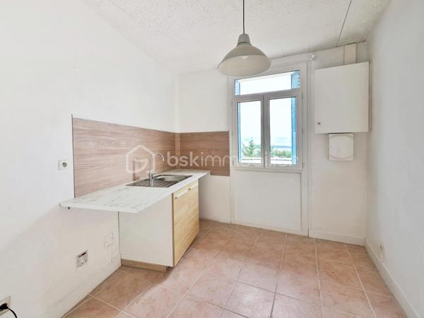 EN EXCLUSIVITÉ : Faron . T3 de 64 m² transformé en T2 au 1er étage d'une maison de caractère . Garage . vue mer

Rare sur le secteur ! Dans le quartier très recherché du Faron, à proximité du téléphérique et des transports en commun, cet appartement de 64 m² , accessible par un escalier extérieur, occupe seul le premier étage d'une charmante maison des années 30, bien entretenue .

Une configuration lui conférant un véritable cachet :  Ici pas d’immeuble ni de résidence traditionnelle, mais le charme d’une maison ancienne sans vis-à-vis entre calme, vue sur la rade et proximité des axes routiers et du centre ville . 

Côté distribution, une grande entrée  dessert côté sud une cuisine partiellement équipée et un double séjour lumineux ouvrant sur le balcon. Dès l'entrée dans la pièce de vie, le regard est immédiatement attiré par la rade et la mer, qui s'offrent en toile de fond.

Les deux espaces du séjour, séparables par des portes vitrées, permettent facilement la création d'une seconde chambre. Côté nord, une grande chambre de 17 m² avec placard donne sur la verdure, sans vis-à-vis. Une salle d'eau et des toilettes indépendantes complètent l'espace nuit.

La configuration actuelle permet d'envisager l'ouverture de la cuisine et du couloir afin de créer une vaste pièce de vie plus ouverte et contemporaine.

Lumineux, bénéficiant d’une double exposition Sud/Nord, l’appartement  a récemment bénéficié de nombreuses rénovations :

- salle d'eau, cuisine et WC totalement rénovés. 

- climatisation réversible Daikin neuve dans le séjour et la chambre,

- double vitrage, 

- radiateurs neufs à inertie, 

- VMC et ballon d'eau chaude neufs.

- La peinture a été refaite dans tout l’appartement

- le tableau électrique ainsi que les prises ont été changés

Véritable atouts supplémentaires, l’appartement bénéficie également : 
- d’un cellier d’environ 5 m² sur le palier . 
 - d’un garage en rez-de-rue 
 Le stationnement est également possible à proximité immédiate.

Copropriété de 3 lots d'habitation en cours de création. 
Charges annuelles en cours de calcul .