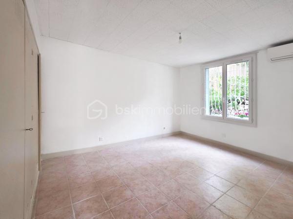 EN EXCLUSIVITÉ : Faron . T3 de 64 m² transformé en T2 au 1er étage d'une maison de caractère . Garage . vue mer

Rare sur le secteur ! Dans le quartier très recherché du Faron, à proximité du téléphérique et des transports en commun, cet appartement de 64 m² , accessible par un escalier extérieur, occupe seul le premier étage d'une charmante maison des années 30, bien entretenue .

Une configuration lui conférant un véritable cachet :  Ici pas d’immeuble ni de résidence traditionnelle, mais le charme d’une maison ancienne sans vis-à-vis entre calme, vue sur la rade et proximité des axes routiers et du centre ville . 

Côté distribution, une grande entrée  dessert côté sud une cuisine partiellement équipée et un double séjour lumineux ouvrant sur le balcon. Dès l'entrée dans la pièce de vie, le regard est immédiatement attiré par la rade et la mer, qui s'offrent en toile de fond.

Les deux espaces du séjour, séparables par des portes vitrées, permettent facilement la création d'une seconde chambre. Côté nord, une grande chambre de 17 m² avec placard donne sur la verdure, sans vis-à-vis. Une salle d'eau et des toilettes indépendantes complètent l'espace nuit.

La configuration actuelle permet d'envisager l'ouverture de la cuisine et du couloir afin de créer une vaste pièce de vie plus ouverte et contemporaine.

Lumineux, bénéficiant d’une double exposition Sud/Nord, l’appartement  a récemment bénéficié de nombreuses rénovations :

- salle d'eau, cuisine et WC totalement rénovés. 

- climatisation réversible Daikin neuve dans le séjour et la chambre,

- double vitrage, 

- radiateurs neufs à inertie, 

- VMC et ballon d'eau chaude neufs.

- La peinture a été refaite dans tout l’appartement

- le tableau électrique ainsi que les prises ont été changés

Véritable atouts supplémentaires, l’appartement bénéficie également : 
- d’un cellier d’environ 5 m² sur le palier . 
 - d’un garage en rez-de-rue 
 Le stationnement est également possible à proximité immédiate.

Copropriété de 3 lots d'habitation en cours de création. 
Charges annuelles en cours de calcul .