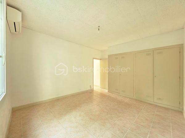 EN EXCLUSIVITÉ : Faron . T3 de 64 m² transformé en T2 au 1er étage d'une maison de caractère . Garage . vue mer

Rare sur le secteur ! Dans le quartier très recherché du Faron, à proximité du téléphérique et des transports en commun, cet appartement de 64 m² , accessible par un escalier extérieur, occupe seul le premier étage d'une charmante maison des années 30, bien entretenue .

Une configuration lui conférant un véritable cachet :  Ici pas d’immeuble ni de résidence traditionnelle, mais le charme d’une maison ancienne sans vis-à-vis entre calme, vue sur la rade et proximité des axes routiers et du centre ville . 

Côté distribution, une grande entrée  dessert côté sud une cuisine partiellement équipée et un double séjour lumineux ouvrant sur le balcon. Dès l'entrée dans la pièce de vie, le regard est immédiatement attiré par la rade et la mer, qui s'offrent en toile de fond.

Les deux espaces du séjour, séparables par des portes vitrées, permettent facilement la création d'une seconde chambre. Côté nord, une grande chambre de 17 m² avec placard donne sur la verdure, sans vis-à-vis. Une salle d'eau et des toilettes indépendantes complètent l'espace nuit.

La configuration actuelle permet d'envisager l'ouverture de la cuisine et du couloir afin de créer une vaste pièce de vie plus ouverte et contemporaine.

Lumineux, bénéficiant d’une double exposition Sud/Nord, l’appartement  a récemment bénéficié de nombreuses rénovations :

- salle d'eau, cuisine et WC totalement rénovés. 

- climatisation réversible Daikin neuve dans le séjour et la chambre,

- double vitrage, 

- radiateurs neufs à inertie, 

- VMC et ballon d'eau chaude neufs.

- La peinture a été refaite dans tout l’appartement

- le tableau électrique ainsi que les prises ont été changés

Véritable atouts supplémentaires, l’appartement bénéficie également : 
- d’un cellier d’environ 5 m² sur le palier . 
 - d’un garage en rez-de-rue 
 Le stationnement est également possible à proximité immédiate.

Copropriété de 3 lots d'habitation en cours de création. 
Charges annuelles en cours de calcul .
