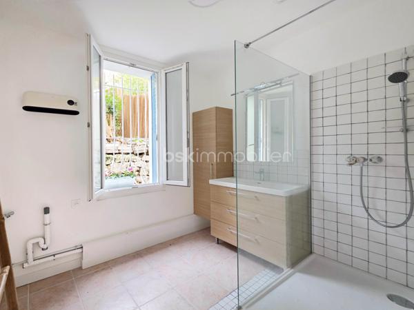 EN EXCLUSIVITÉ : Faron . T3 de 64 m² transformé en T2 au 1er étage d'une maison de caractère . Garage . vue mer

Rare sur le secteur ! Dans le quartier très recherché du Faron, à proximité du téléphérique et des transports en commun, cet appartement de 64 m² , accessible par un escalier extérieur, occupe seul le premier étage d'une charmante maison des années 30, bien entretenue .

Une configuration lui conférant un véritable cachet :  Ici pas d’immeuble ni de résidence traditionnelle, mais le charme d’une maison ancienne sans vis-à-vis entre calme, vue sur la rade et proximité des axes routiers et du centre ville . 

Côté distribution, une grande entrée  dessert côté sud une cuisine partiellement équipée et un double séjour lumineux ouvrant sur le balcon. Dès l'entrée dans la pièce de vie, le regard est immédiatement attiré par la rade et la mer, qui s'offrent en toile de fond.

Les deux espaces du séjour, séparables par des portes vitrées, permettent facilement la création d'une seconde chambre. Côté nord, une grande chambre de 17 m² avec placard donne sur la verdure, sans vis-à-vis. Une salle d'eau et des toilettes indépendantes complètent l'espace nuit.

La configuration actuelle permet d'envisager l'ouverture de la cuisine et du couloir afin de créer une vaste pièce de vie plus ouverte et contemporaine.

Lumineux, bénéficiant d’une double exposition Sud/Nord, l’appartement  a récemment bénéficié de nombreuses rénovations :

- salle d'eau, cuisine et WC totalement rénovés. 

- climatisation réversible Daikin neuve dans le séjour et la chambre,

- double vitrage, 

- radiateurs neufs à inertie, 

- VMC et ballon d'eau chaude neufs.

- La peinture a été refaite dans tout l’appartement

- le tableau électrique ainsi que les prises ont été changés

Véritable atouts supplémentaires, l’appartement bénéficie également : 
- d’un cellier d’environ 5 m² sur le palier . 
 - d’un garage en rez-de-rue 
 Le stationnement est également possible à proximité immédiate.

Copropriété de 3 lots d'habitation en cours de création. 
Charges annuelles en cours de calcul .