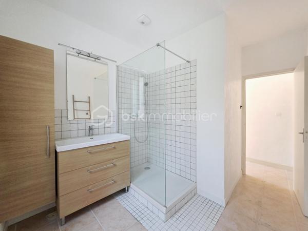 EN EXCLUSIVITÉ : Faron . T3 de 64 m² transformé en T2 au 1er étage d'une maison de caractère . Garage . vue mer

Rare sur le secteur ! Dans le quartier très recherché du Faron, à proximité du téléphérique et des transports en commun, cet appartement de 64 m² , accessible par un escalier extérieur, occupe seul le premier étage d'une charmante maison des années 30, bien entretenue .

Une configuration lui conférant un véritable cachet :  Ici pas d’immeuble ni de résidence traditionnelle, mais le charme d’une maison ancienne sans vis-à-vis entre calme, vue sur la rade et proximité des axes routiers et du centre ville . 

Côté distribution, une grande entrée  dessert côté sud une cuisine partiellement équipée et un double séjour lumineux ouvrant sur le balcon. Dès l'entrée dans la pièce de vie, le regard est immédiatement attiré par la rade et la mer, qui s'offrent en toile de fond.

Les deux espaces du séjour, séparables par des portes vitrées, permettent facilement la création d'une seconde chambre. Côté nord, une grande chambre de 17 m² avec placard donne sur la verdure, sans vis-à-vis. Une salle d'eau et des toilettes indépendantes complètent l'espace nuit.

La configuration actuelle permet d'envisager l'ouverture de la cuisine et du couloir afin de créer une vaste pièce de vie plus ouverte et contemporaine.

Lumineux, bénéficiant d’une double exposition Sud/Nord, l’appartement  a récemment bénéficié de nombreuses rénovations :

- salle d'eau, cuisine et WC totalement rénovés. 

- climatisation réversible Daikin neuve dans le séjour et la chambre,

- double vitrage, 

- radiateurs neufs à inertie, 

- VMC et ballon d'eau chaude neufs.

- La peinture a été refaite dans tout l’appartement

- le tableau électrique ainsi que les prises ont été changés

Véritable atouts supplémentaires, l’appartement bénéficie également : 
- d’un cellier d’environ 5 m² sur le palier . 
 - d’un garage en rez-de-rue 
 Le stationnement est également possible à proximité immédiate.

Copropriété de 3 lots d'habitation en cours de création. 
Charges annuelles en cours de calcul .