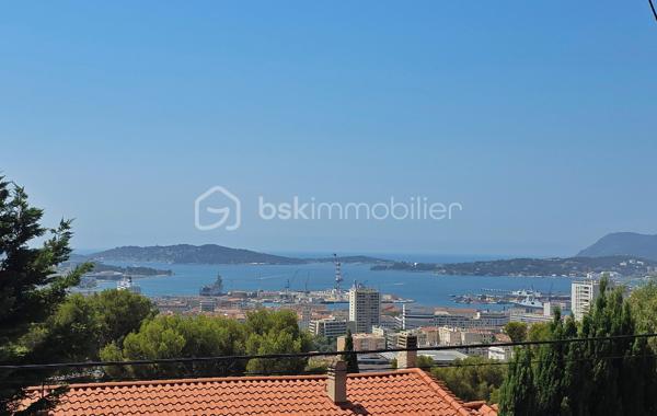 EN EXCLUSIVITÉ : Faron . T3 de 64 m² transformé en T2 au 1er étage d'une maison de caractère . Garage . vue mer

Rare sur le secteur ! Dans le quartier très recherché du Faron, à proximité du téléphérique et des transports en commun, cet appartement de 64 m² , accessible par un escalier extérieur, occupe seul le premier étage d'une charmante maison des années 30, bien entretenue .

Une configuration lui conférant un véritable cachet :  Ici pas d’immeuble ni de résidence traditionnelle, mais le charme d’une maison ancienne sans vis-à-vis entre calme, vue sur la rade et proximité des axes routiers et du centre ville . 

Côté distribution, une grande entrée  dessert côté sud une cuisine partiellement équipée et un double séjour lumineux ouvrant sur le balcon. Dès l'entrée dans la pièce de vie, le regard est immédiatement attiré par la rade et la mer, qui s'offrent en toile de fond.

Les deux espaces du séjour, séparables par des portes vitrées, permettent facilement la création d'une seconde chambre. Côté nord, une grande chambre de 17 m² avec placard donne sur la verdure, sans vis-à-vis. Une salle d'eau et des toilettes indépendantes complètent l'espace nuit.

La configuration actuelle permet d'envisager l'ouverture de la cuisine et du couloir afin de créer une vaste pièce de vie plus ouverte et contemporaine.

Lumineux, bénéficiant d’une double exposition Sud/Nord, l’appartement  a récemment bénéficié de nombreuses rénovations :

- salle d'eau, cuisine et WC totalement rénovés. 

- climatisation réversible Daikin neuve dans le séjour et la chambre,

- double vitrage, 

- radiateurs neufs à inertie, 

- VMC et ballon d'eau chaude neufs.

- La peinture a été refaite dans tout l’appartement

- le tableau électrique ainsi que les prises ont été changés

Véritable atouts supplémentaires, l’appartement bénéficie également : 
- d’un cellier d’environ 5 m² sur le palier . 
 - d’un garage en rez-de-rue 
 Le stationnement est également possible à proximité immédiate.

Copropriété de 3 lots d'habitation en cours de création. 
Charges annuelles en cours de calcul .