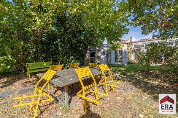 BARRIERE DE BEGLES MAISON EN PIERRE ET DEPENDANCES