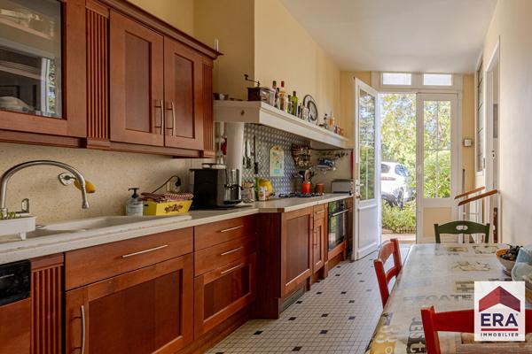 BARRIERE DE BEGLES MAISON EN PIERRE ET DEPENDANCES