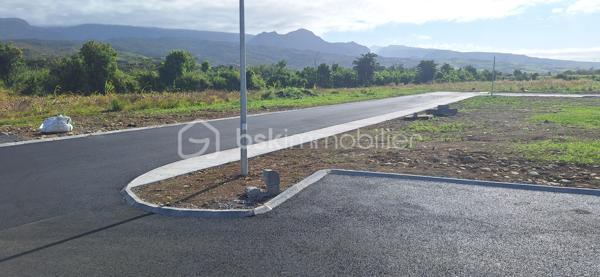 Ne laissez pas passer cette dernière parcelle disponible de 207 m² au sein d'un lotissement récent et recherché à Bras-Panon.

Entièrement viabilisée (eau, électricité, télécommunications) et raccordée au tout-à-l'égout, elle est prête à accueillir votre futur projet de construction.

Idéalement située, cette parcelle bénéficie de la proximité immédiate des commerces, écoles, services, transports et d'un accès rapide à la quatre voies, pour un quotidien pratique et agréable.

Les + du terrain :

Dernière opportunité du lotissement
Surface : 207 m²
Terrain viabilisé
Tout-à-l'égout
Environnement résidentiel
Proche de toutes les commodités
Accès rapide aux principaux axes routiers

Que vous recherchiez un terrain pour construire votre résidence principale ou réaliser un investissement, cette parcelle représente une opportunité rare sur le secteur.

Contactez-moi dès aujourd'hui pour plus d'informations ou pour organiser une visite.