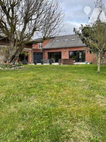 Belle et grande maison avec garage d'environ 219 M², érigée sur une parcelle de 1331 M².