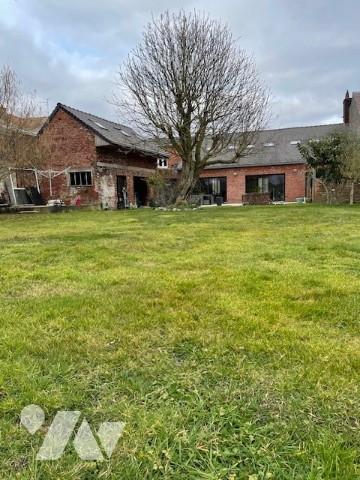 Belle et grande maison avec garage d'environ 219 M², érigée sur une parcelle de 1331 M².