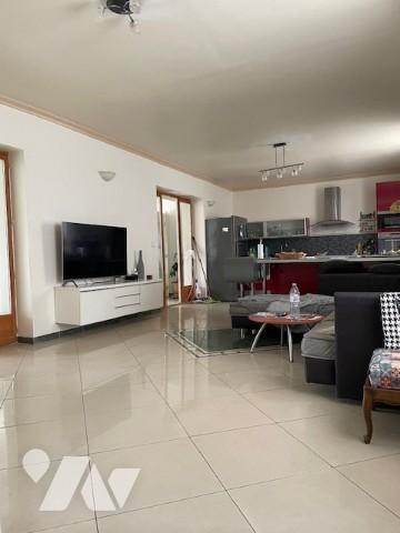 Belle et grande maison avec garage d'environ 219 M², érigée sur une parcelle de 1331 M².