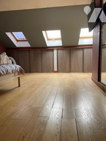 Belle et grande maison avec garage d'environ 219 M², érigée sur une parcelle de 1331 M².