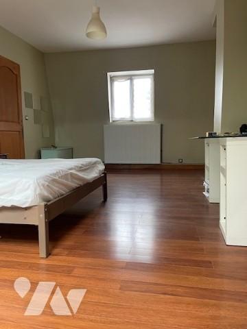 Belle et grande maison avec garage d'environ 219 M², érigée sur une parcelle de 1331 M².