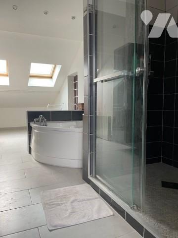 Belle et grande maison avec garage d'environ 219 M², érigée sur une parcelle de 1331 M².