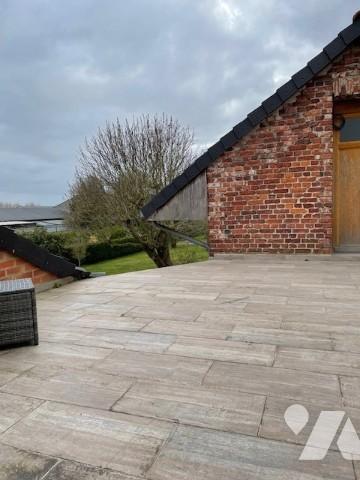 Belle et grande maison avec garage d'environ 219 M², érigée sur une parcelle de 1331 M².