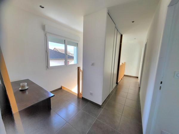 Au cœur de CHAVANOZ - VILLA récente de 120 m² / 1725 m² clos - Garage Serre/jardin